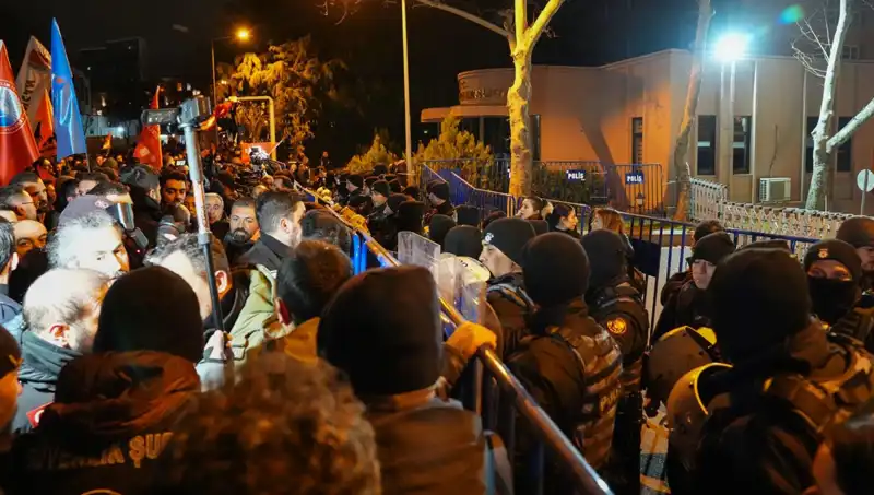 Ekrem İmamoğlu Protestolarında Çarpıcı Gelişmeler: 16 Polis Yaralandı, 53 Gözaltı Var!