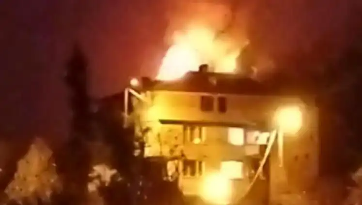 Saman Yüklü Çatıda Korkunç Yangın: Mahalleli Panikte Sokağa Döküldü