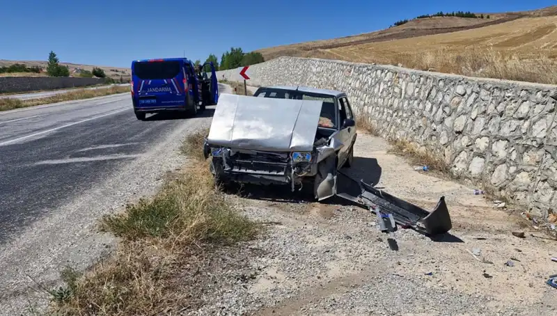 Kontrolden Çıkan Otomobil Duvara Çarptı: İki Yaralı, Nedenleri Araştırılıyor