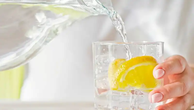 Limonlu Su İçmenin 8 Şaşırtıcı Faydası: Vücudunuza Ne Oluyor?