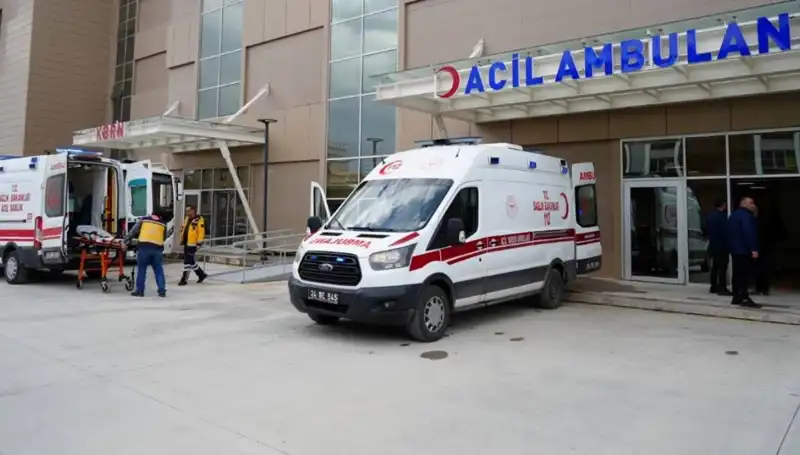 Erzincan'da Feci Kaza: Bir Kişi Hayatını Kaybetti, Üç Yaralı var