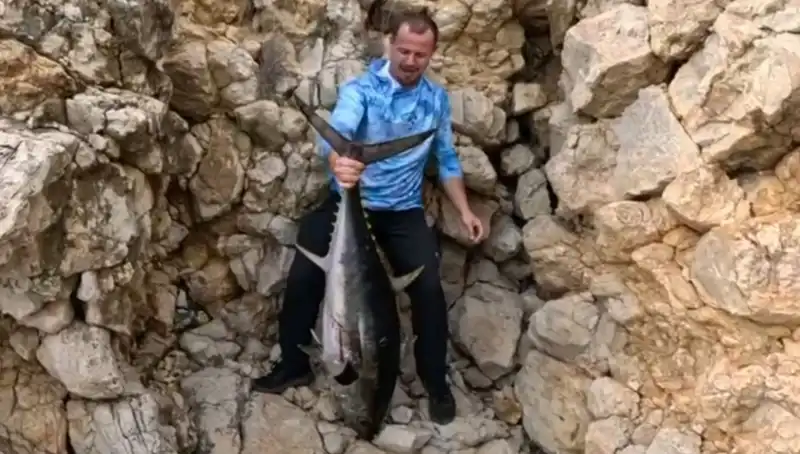 Saros’ta Oltaya Takılan 30 Kilo Balık, Avcılarını Şaşkına Çevirdi